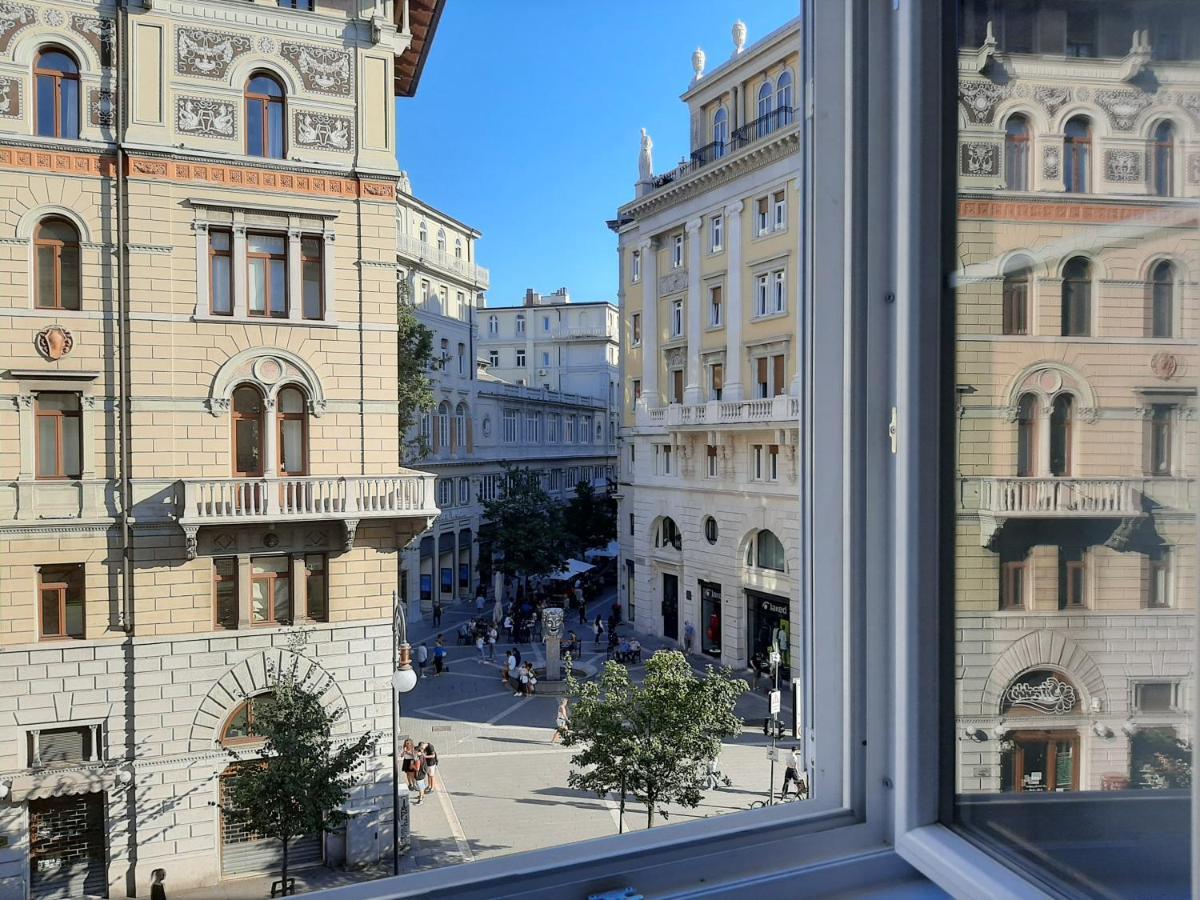 Trieste Center Rooms & Apartments - Fiori Di Trieszt Kültér fotó