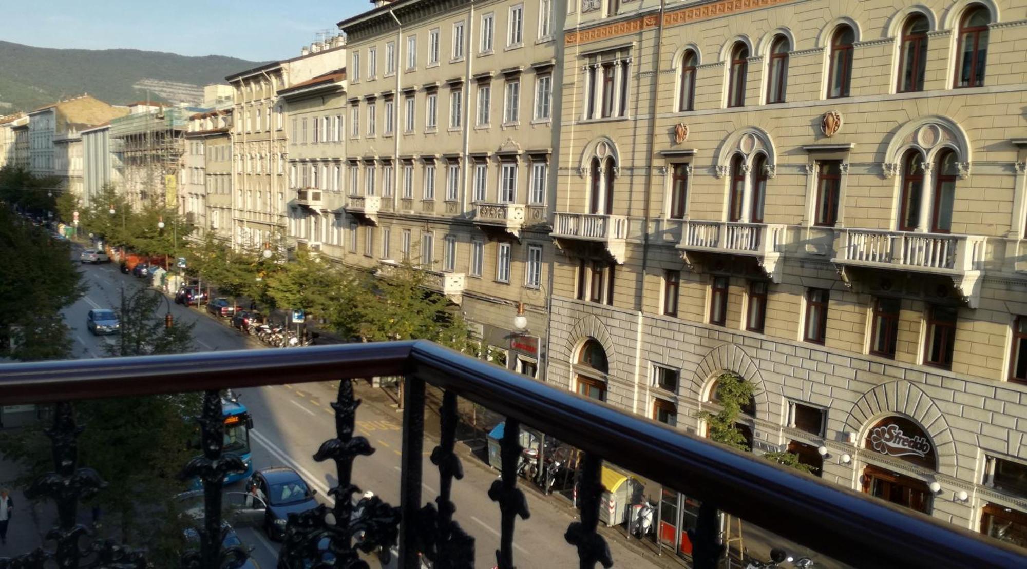 Trieste Center Rooms & Apartments - Fiori Di Trieszt Kültér fotó
